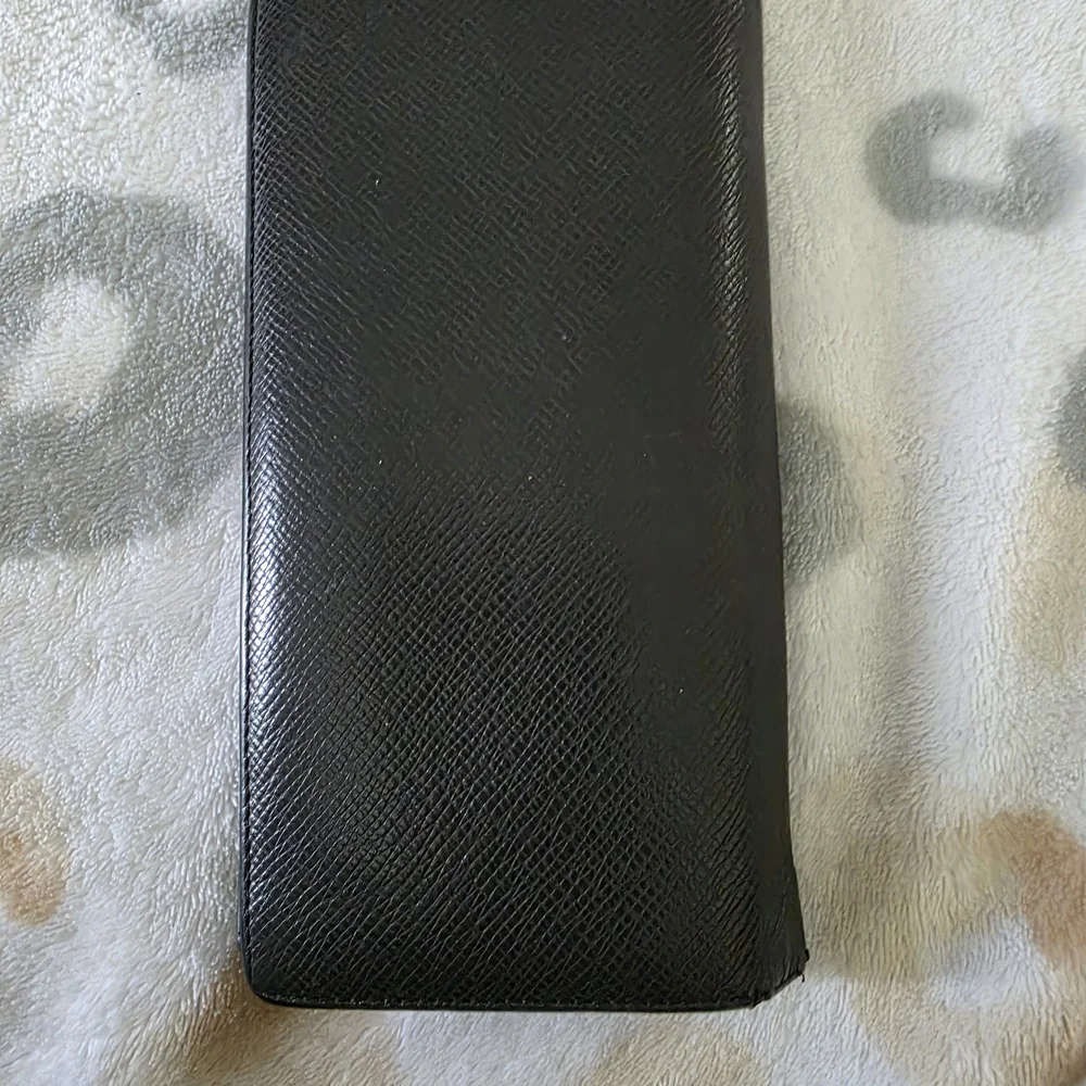 Louis Vuitton Brazza Wallet Black Taiga Leather COA Included - Picture 3 of 16